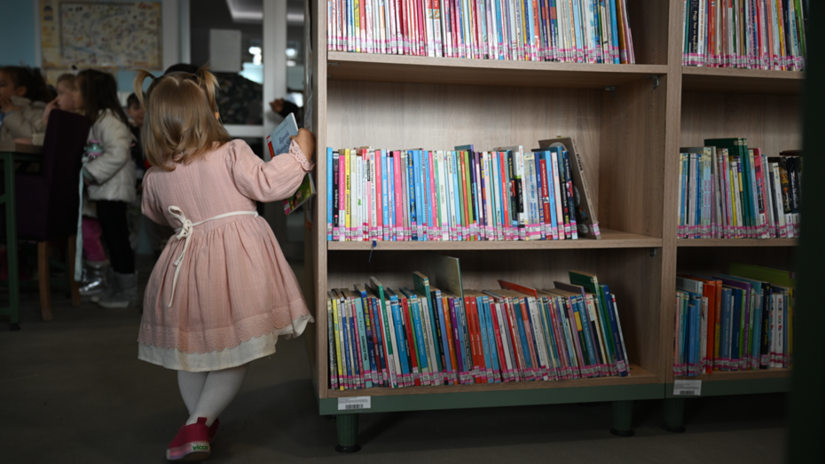 28 Günlükken Kütüphane ile Tanıştı: 400 Kitaplık Ekransız Başarı Hikayesi