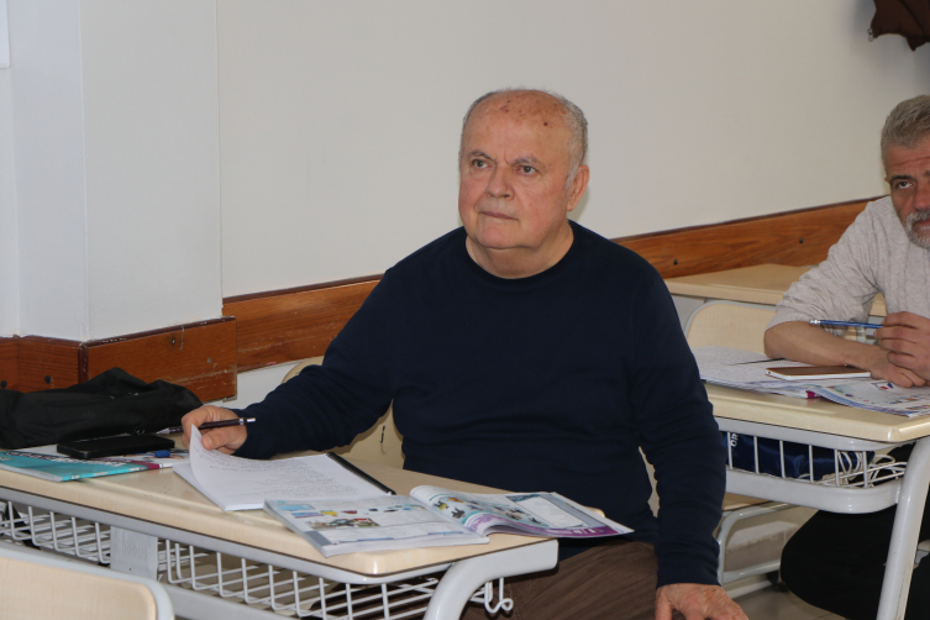 74 Yaşındaki Dede, Torunuyla İletişim Kurabilmek İçin İngilizce Öğreniyor