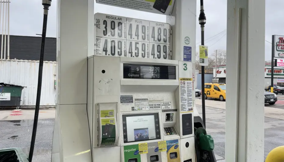 ABD'de Petrol Krizi: Benzin Fiyatları 4 Doların Üzerine Çıktı