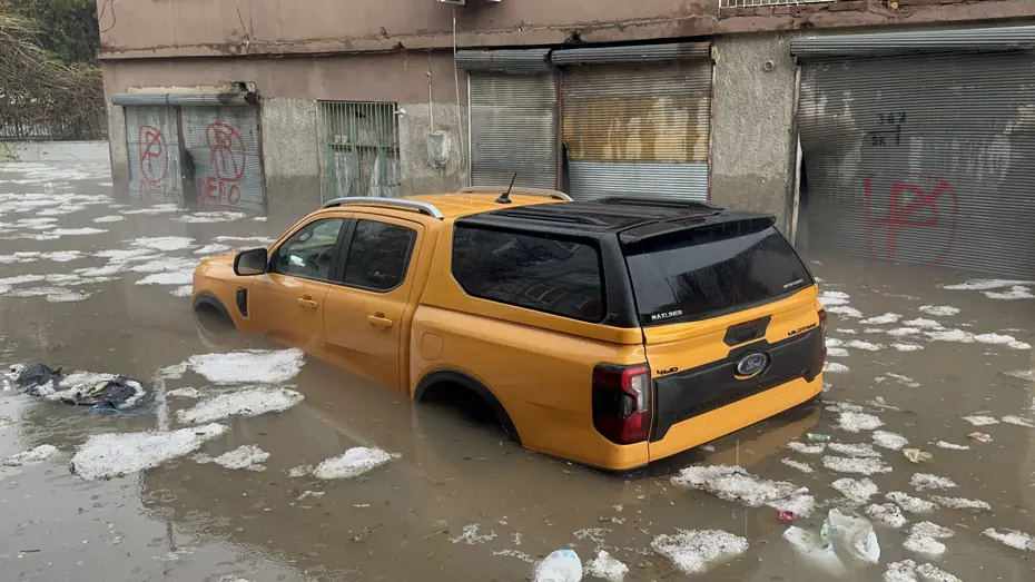 Adana'da Şiddetli Sağanak ve Dolu Felaketi: Vatandaşlar Botlarla Kurtarıldı