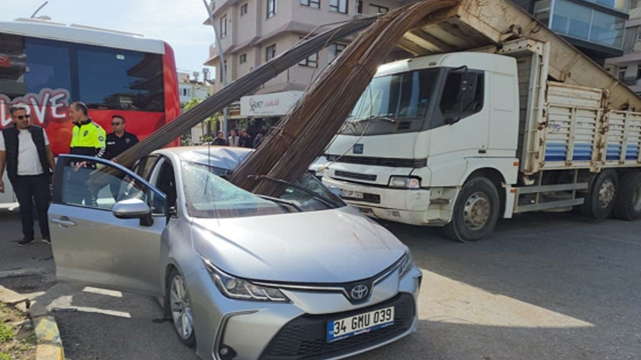 Antalya'da Trafik Dehşeti: Kamyondan Kayan Demirler Otomobile Saplandı
