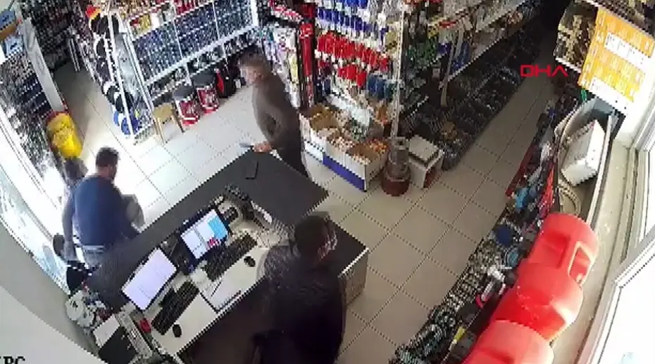 Antalya Demre'de 4.7 Büyüklüğünde Deprem: Sarsıntı Anı Güvenlik Kameralarına Yansıdı