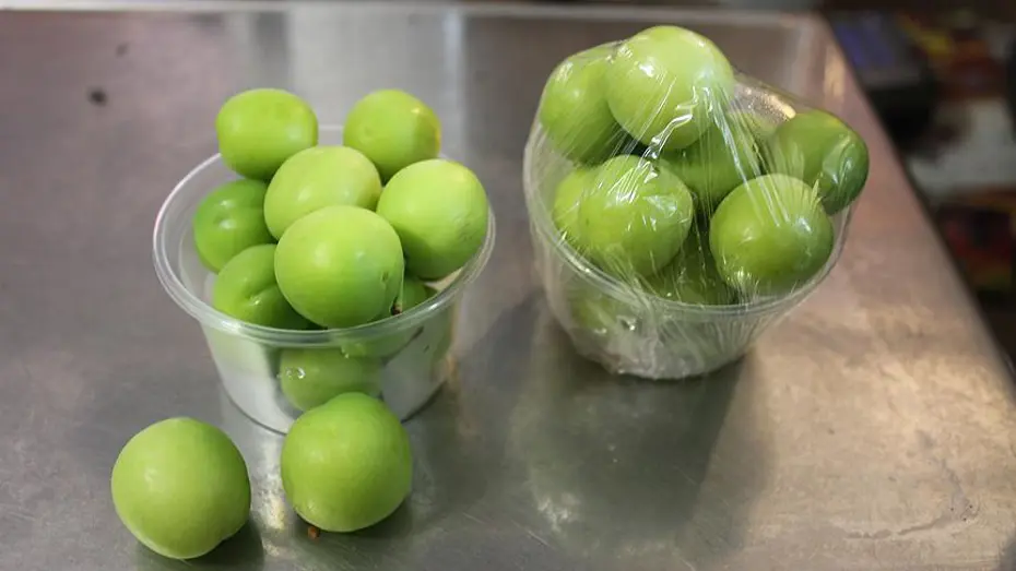 Baharın Müjdecisi Yeşil Erikte Fiyatlar El Yakıyor: Tanesi 50 Lirayı Buldu