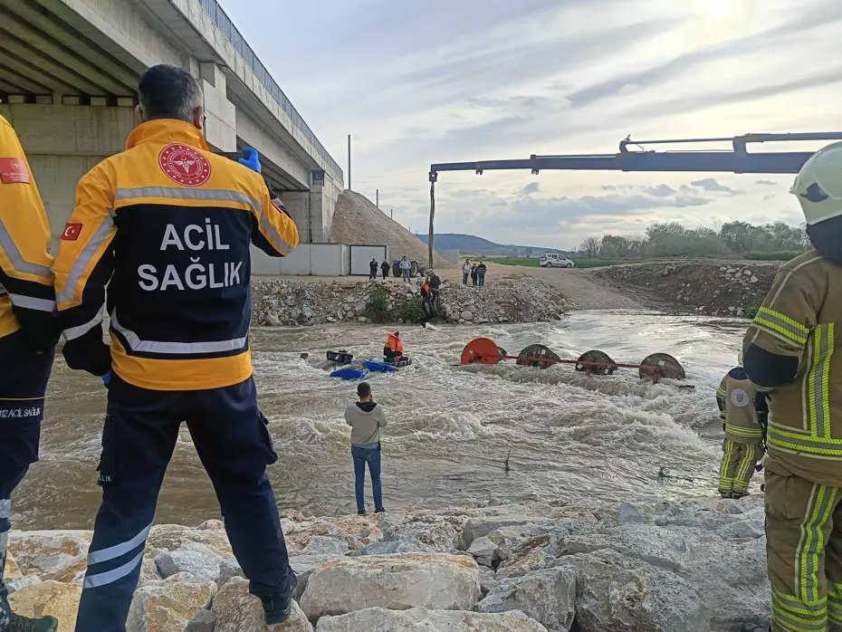 Bursa'da Dere Faciası: Mahsur Kalan 10 İşçi Vinçle Kurtarıldı