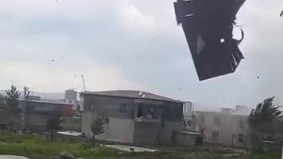 Diyarbakır'da Korkutan Anlar: Kuvvetli Rüzgar Çatıyı Uçurdu