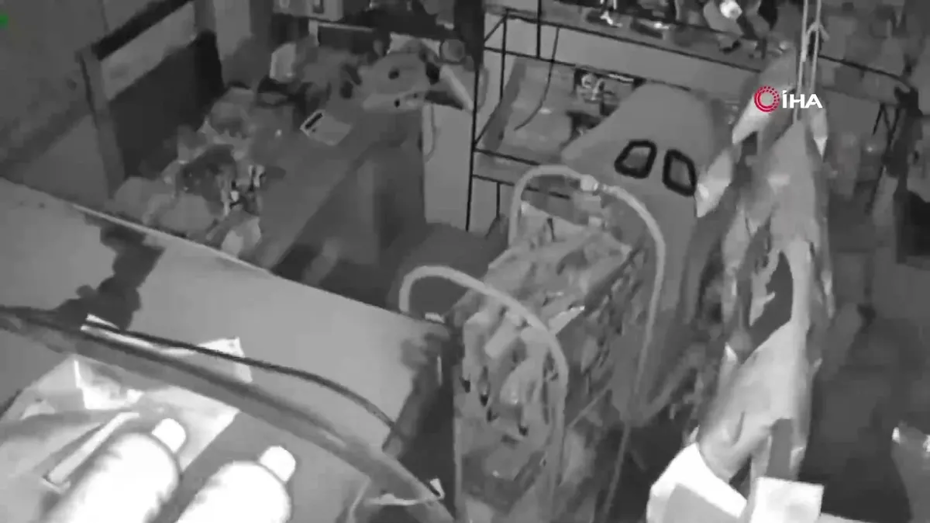 Endonezya'da 7.4 Büyüklüğünde Şiddetli Deprem: 1 Can Kaybı