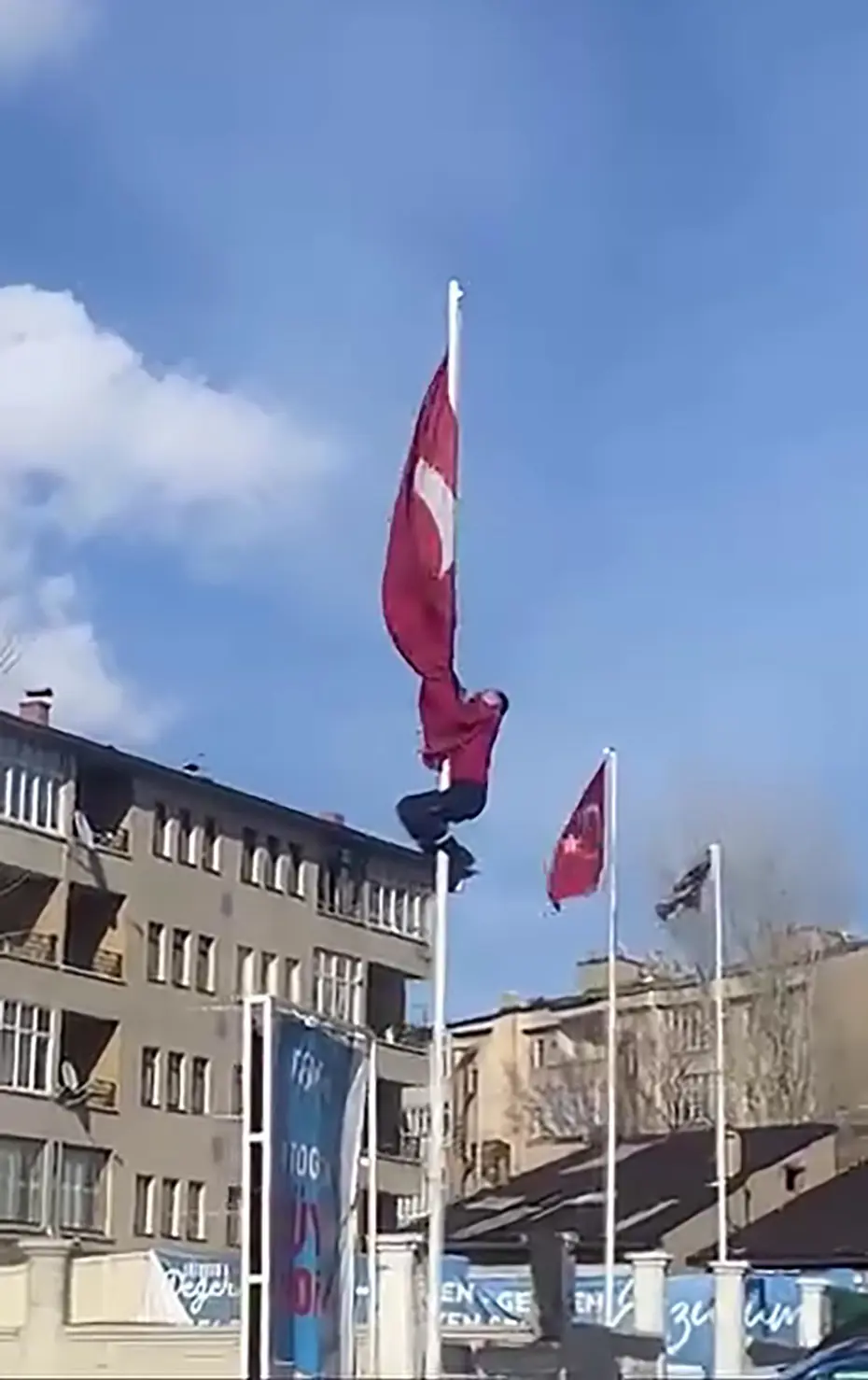 Erzurum'da Vatan Sevgisi: 15 Metrelik Direğe Tırmanıp Şanlı Türk Bayrağını Düzeltti