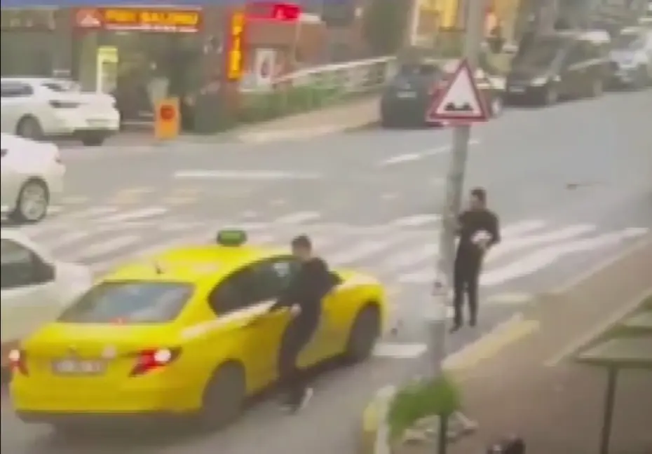 Fatih'teki Kurye Cinayetinde Şok Detay: Şüphelilerin Kaçış Anı Kameralara Yansıdı