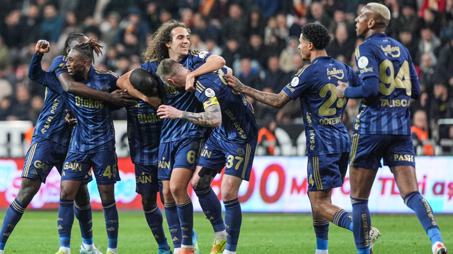Fenerbahçe'de Liderlik Hedefi: Çaykur Rizespor Maçı İlk 11'leri Belli Oldu