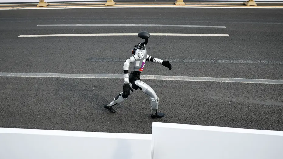 İnsansı Robotlardan Tarihi Başarı: Yarı Maraton Rekoru 7 Dakika Farkla Kırıldı