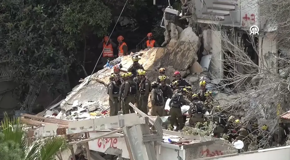 İran'ın Füze Saldırısı Sonrası Hayfa'da Enkaz Altından Cenazeler Çıkarılıyor