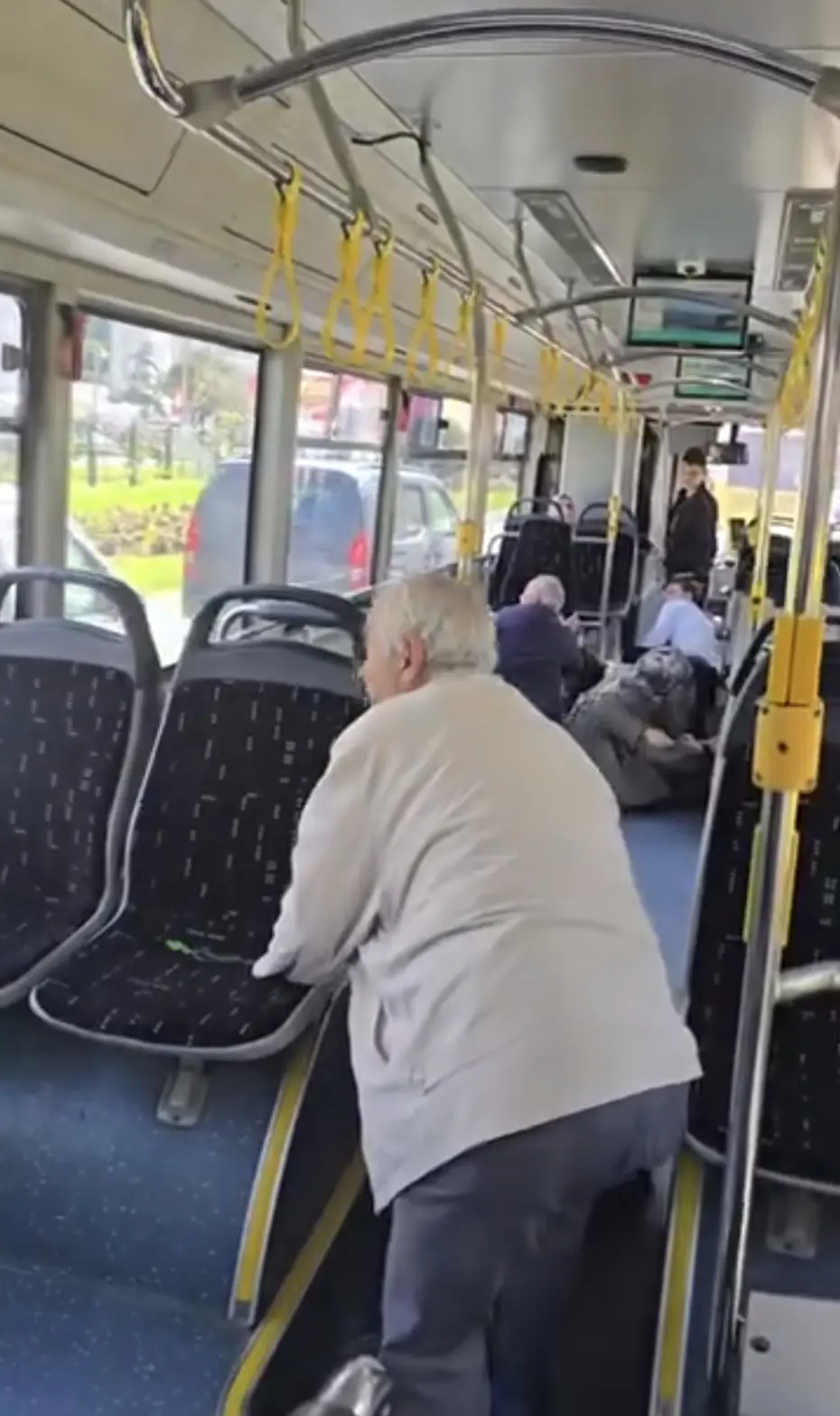 İstanbul Beşiktaş'ta Silahlı Çatışma: İETT Otobüsüne Kurşun İsabet Etti