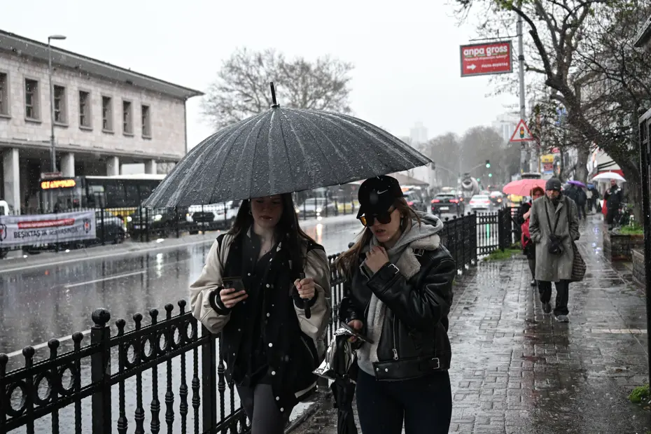 İstanbul'da Ani Dolu Yağışı: Şehir Beyaza Büründü