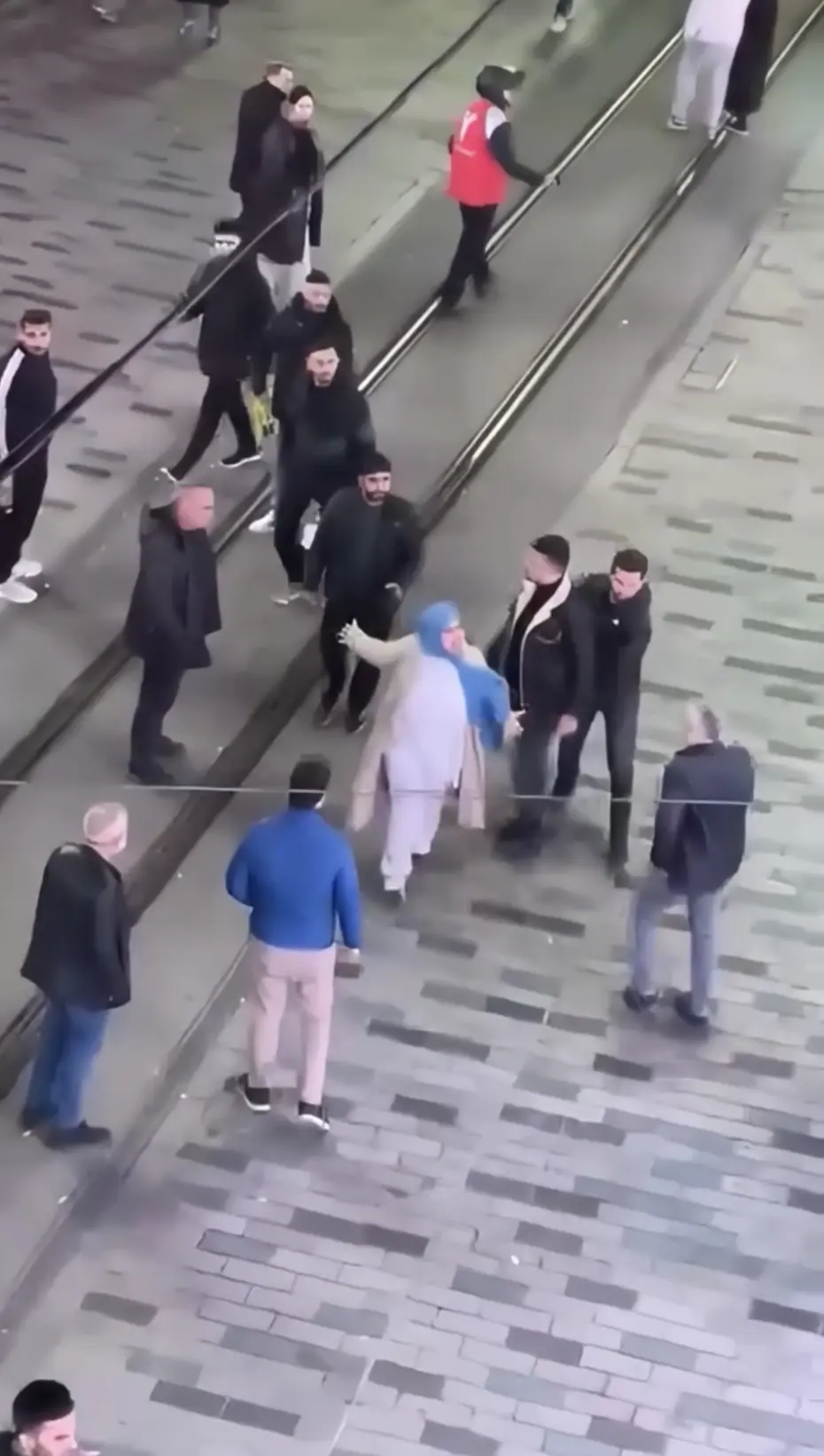 İstiklal Caddesi'nde Şiddetli Kavga: AVM'de Tekmeler Havada Uçuştu