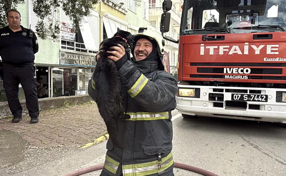 İtfaiye Erinden Kahramanlık: Dumandan Etkilenen Kediyi Kalp Masajıyla Hayata Döndürdü