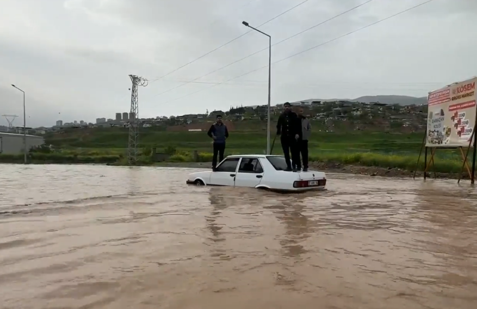 Kahramanmaraş'ta Sağanak Felaketi: Yollar Göle Döndü, Tünel Trafiğe Kapatıldı