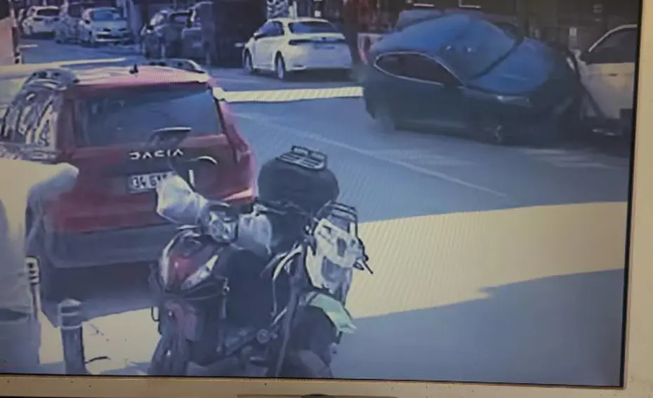 Küçükçekmece'de Trafik Kazası: Park Halindeki Araca Çarpan Otomobil Takla Attı