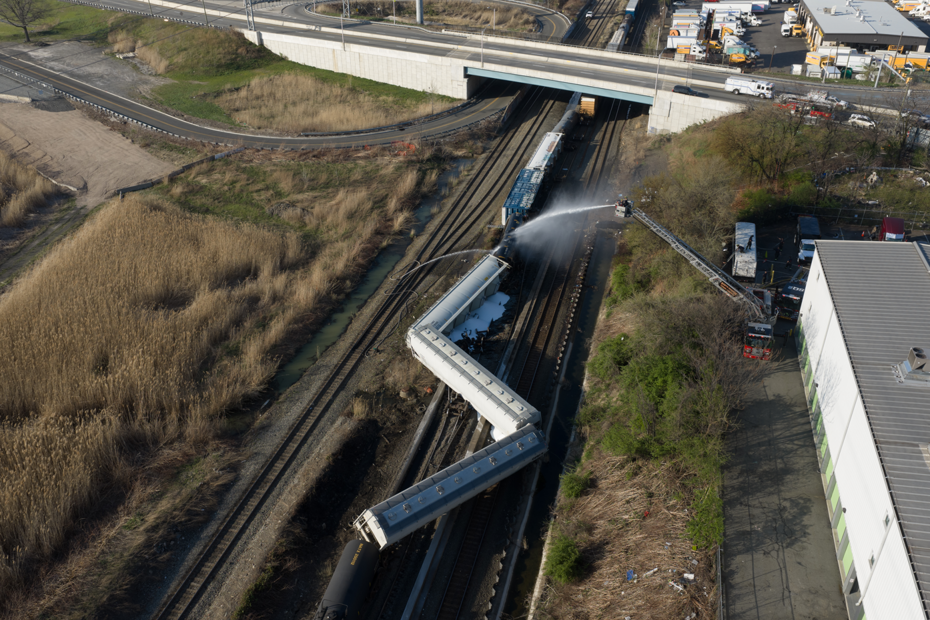 New Jersey'de Korkutan Tren Kazası: Kimyasal Sızıntı Alarmı Verildi