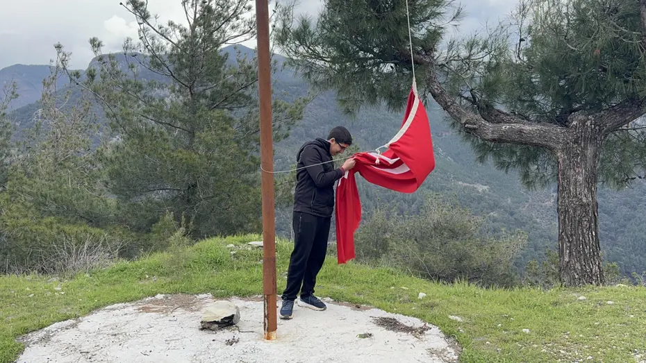 Osmaniyeli Gençten Örnek Davranış: Yıpranan Türk Bayrağını Yenisiyle Değiştirdi