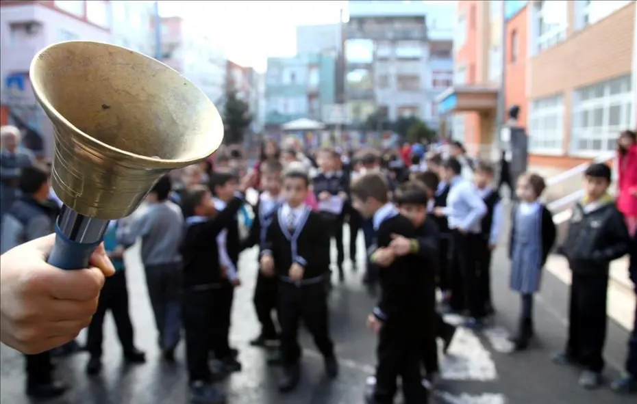 Pazartesi Okullar Açılıyor mu? 2026 MEB Ara Tatil ve Ders Başı Tarihleri