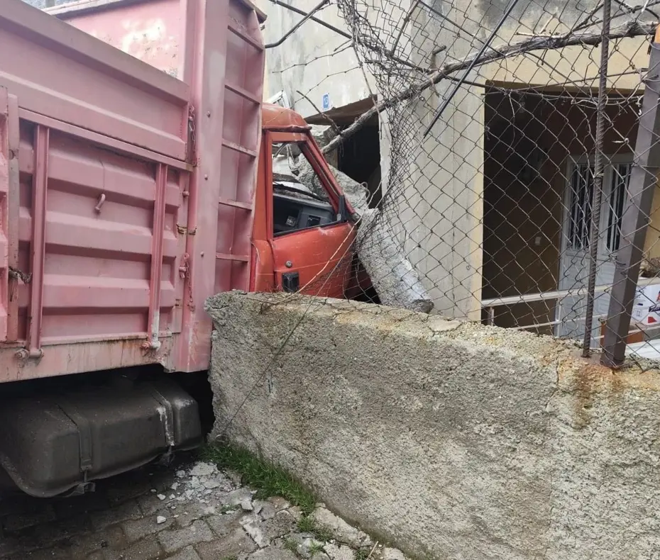 Siirt'te Korkutan Kaza: Kamyon Duvarı Aşarak Eve Girdi