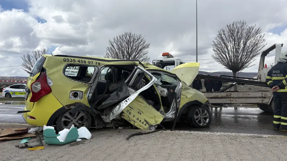 Sivas'ta Feci Kaza: Altyapı Futbolcularının Bulunduğu Araç Çarpıştı