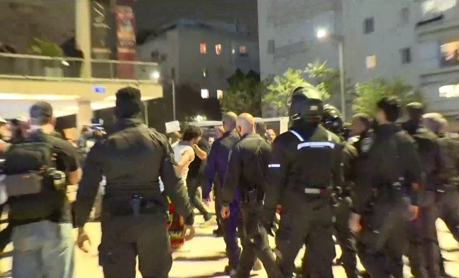 Tel Aviv'de Savaş Karşıtı Protestolara Sert Polis Müdahalesi