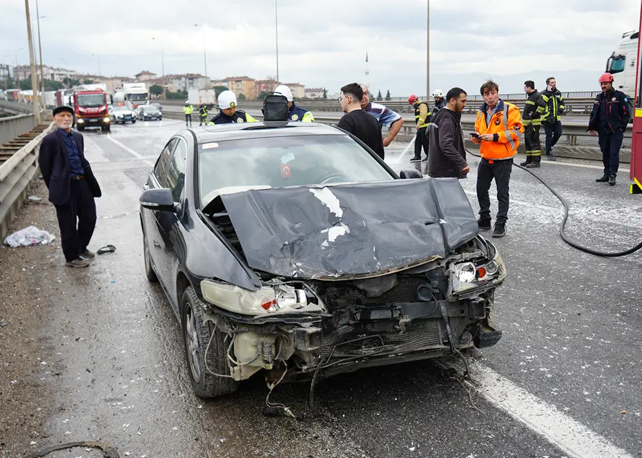 TEM Otoyolu'nda Zincirleme Kaza: 7 Araç Birbirine Girdi