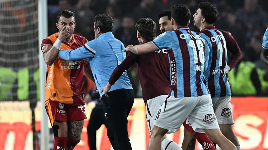 Trabzonspor Galatasaray Derbisi Sonrası Saha Karıştı: Kırmızı Kart ve Sert İddialar